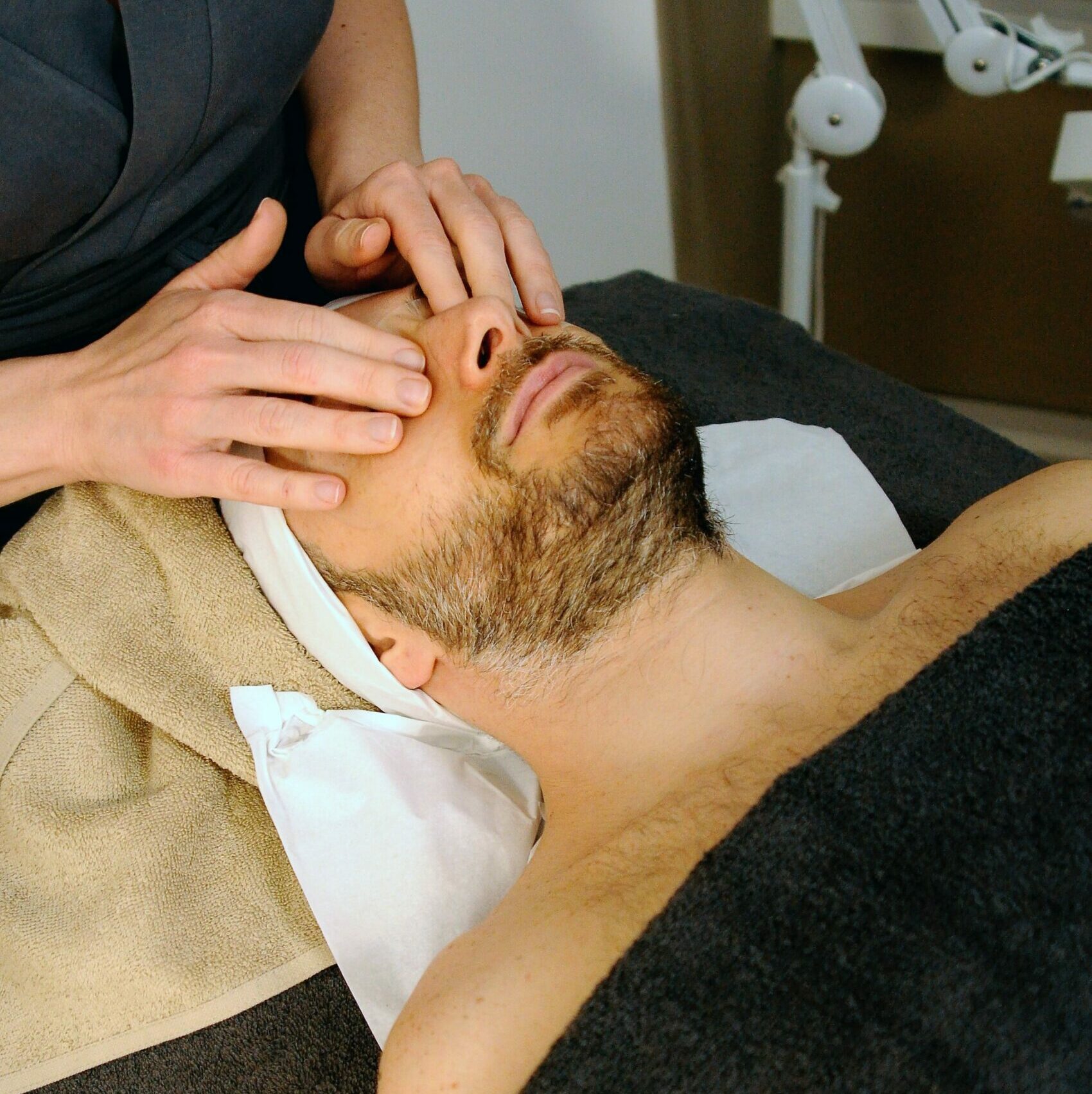 Sanfte Augenmassage zur Entspannung der Augen Sanfte Augenmassage zur Entspannung der Augen