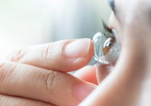 Kontaktlinsen als möglicher Auslöser trockener Augen